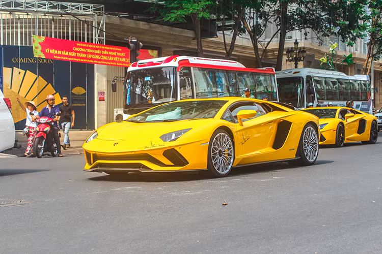 Chiếc siêu xe Lamborghini Aventador S trị giá khoảng hơn 40 tỷ đồng, độc nhất Việt Nam của đại gia Hoàng Kim Khánh - người vừa mua siêu xe Aston Martin V8 Vantage chính hãng đầu tiên tại Việt Nam cũng có mặt. 