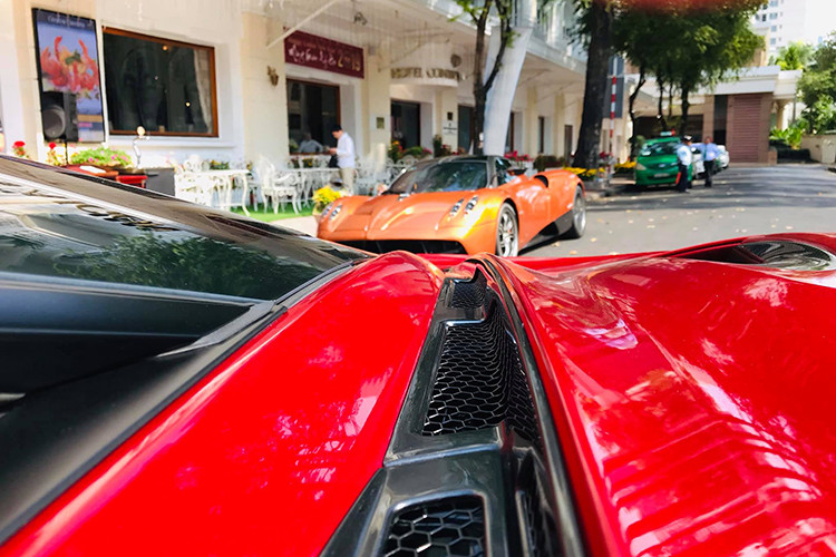 Trong lần hiếm hoi góp mặt cùng dàn siêu xe của đại gia Sài thành, Minh Nhựa đã đích thân cầm lái "thần gió" Pagani Huayra giá hơn 80 tỷ đồng.