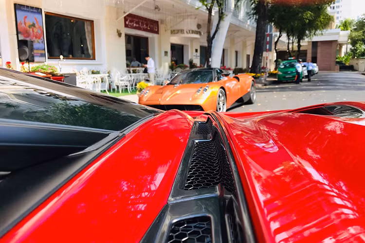 Trong lần hiếm hoi góp mặt cùng dàn siêu xe của đại gia Sài thành, Minh Nhựa đã đích thân cầm lái "thần gió" Pagani Huayra giá hơn 80 tỷ đồng.