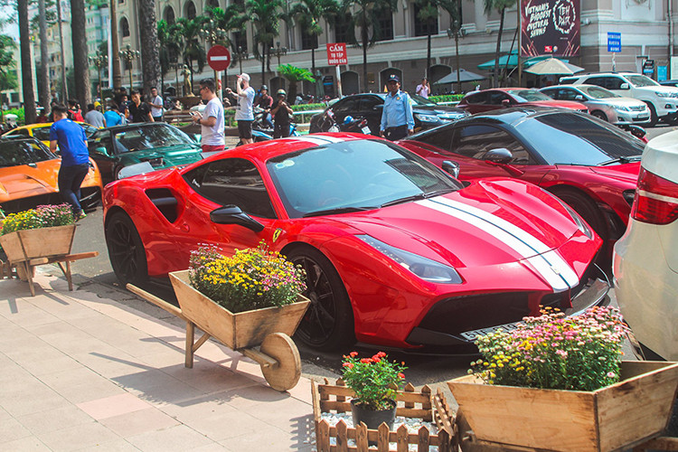 Ferrari 488 GTB độ bodokit SVR màu đỏ nổi bật đỗ kế bên chiếc McLaren 720S. Cả hai siêu xe này hiện đều có mức giá bán lên đến cả chục tỷ đồng.
