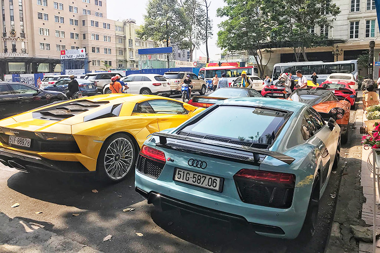 Theo giới mê xe, buổi họp mặt dàn siêu xe đình đám của các dân chơi Sài Gòn này tính tổng trị giá dàn xe có mặt lên đến khoảng gần 200 tỷ đồng.