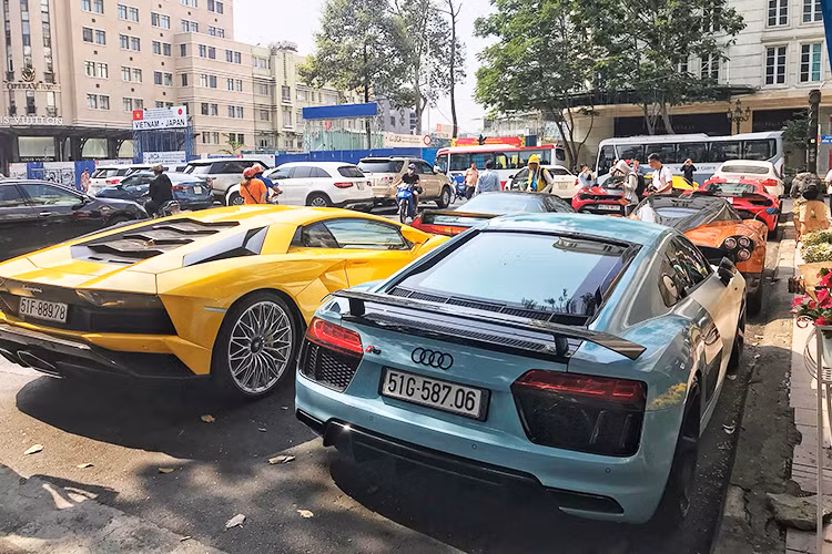 Theo giới mê xe, buổi họp mặt dàn siêu xe đình đám của các dân chơi Sài Gòn này tính tổng trị giá dàn xe có mặt lên đến khoảng gần 200 tỷ đồng.