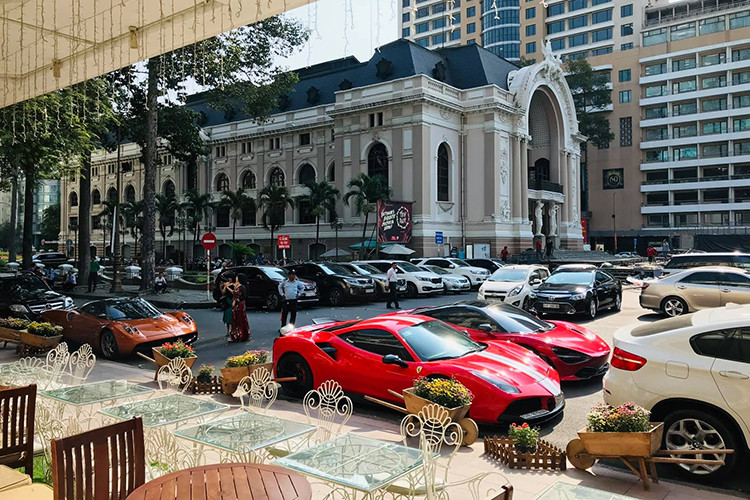 Để chuẩn bị chào đón Tết Kỷ Hợi 2019, các đại gia siêu xe Sài Gòn đã tụ tập dàn siêu xe gần 200 tỷ đồng trên đường phố quận 1. Địa điểm dàn siêu xe này dừng chân là công trường Lam Sơn, gần Nhà hát Lớn.