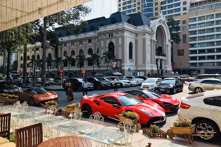 Để chuẩn bị chào đón Tết Kỷ Hợi 2019, các đại gia siêu xe Sài Gòn đã tụ tập dàn siêu xe gần 200 tỷ đồng trên đường phố quận 1. Địa điểm dàn siêu xe này dừng chân là công trường Lam Sơn, gần Nhà hát Lớn.