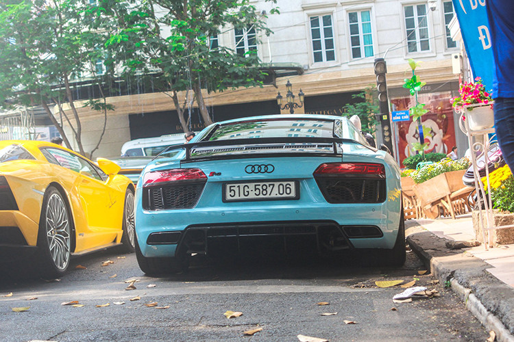 Chiếc siêu xe Audi R8 V10 Plus có giá hơn 10 tỷ đồng. Cường Đô la từng cầm lái chiếc xe này ra Hà Nội dịp lễ ăn hỏi với Đàm Thu Trang.