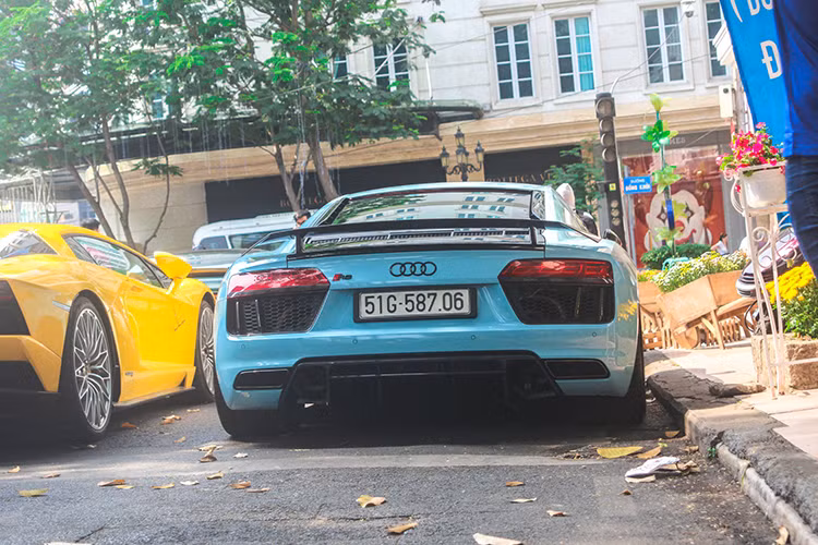 Chiếc siêu xe Audi R8 V10 Plus có giá hơn 10 tỷ đồng. Cường Đô la từng cầm lái chiếc xe này ra Hà Nội dịp lễ ăn hỏi với Đàm Thu Trang.