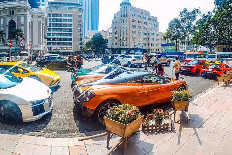 Buổi họp mặt dàn siêu xe này còn có nhiều "chiến mã" đình đám khác không kém như Acura NSX của một doanh nhân mê xe ở quận 2...