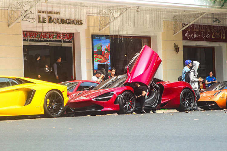 McLaren 720S sở hữu khối động cơ kết hợp với hộp số SSG ly hợp kép 7 cấp, nhờ đó, McLaren 720S có thể tăng tốc từ vị trí xuất phát lên 100 km/h chỉ trong thời gian 2,9 giây và giảm tốc từ 100-0 km/h trong 2,8 giây. Thời gian tăng tốc 0-100 km/h của 720S ngang ngửa với những siêu xe cao cấp như Lamborghini Aventador, Ferrari F12tdf.