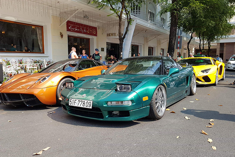 Đây chính là lần hiếm hoi buổi họp mặt dàn siêu xe của giới nhà giàu Sài thành có sự xuất hiện của Phạm Trần Nhật Minh hay còn gọi Minh Nhựa. Dường như trong những ngày nghỉ Tết này, doanh nhân 8X đã có thời gian để tụ tập cùng với những người bạn có chung niềm đam mê siêu xe.