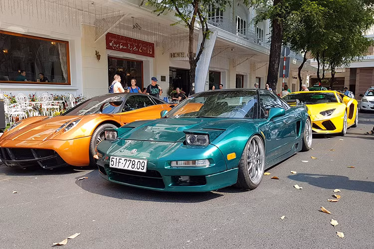 Đây chính là lần hiếm hoi buổi họp mặt dàn siêu xe của giới nhà giàu Sài thành có sự xuất hiện của Phạm Trần Nhật Minh hay còn gọi Minh Nhựa. Dường như trong những ngày nghỉ Tết này, doanh nhân 8X đã có thời gian để tụ tập cùng với những người bạn có chung niềm đam mê siêu xe.