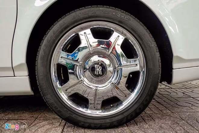 Vành xe mạ chrome sáng bóng với logo Rolls-Royce giữa cốt bánh. Phantom cũng được trang bị lốp run-flat giúp xe có thể chạy khi không may bị thủng bánh mà không làm hỏng bộ vành đắt tiền phía trong.