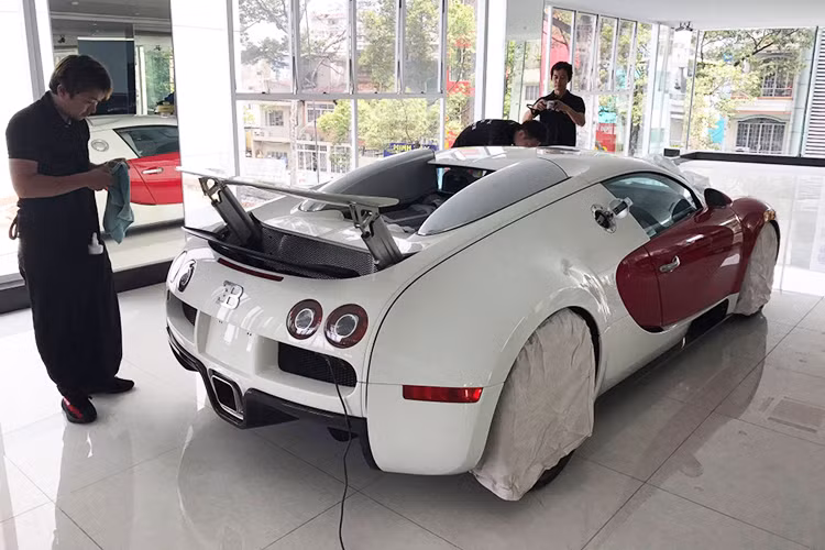 Chính vì vậy, nhiều người đam mê siêu xe có thể thấy từ khi được đưa về cách đây hơn 4 năm - chiếc Bugatti Veyron này chỉ xuất hiện bên ngoài Garage nhà đại gia Minh Nhựa với số lần đếm trên đầu ngón tay. Thậm chí, đã có thời điểm nhiều người cho rằng siêu xe này không còn có khả năng vận hành và lăn bánh trên đường mà chỉ nằm phủ bạt trong hầm.