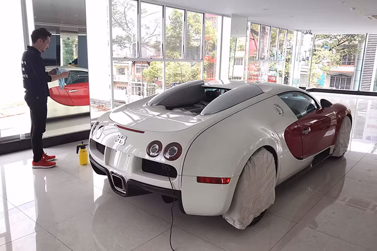 Tình trạng kẹt đường tại Việt Nam giờ cao điểm. Điều khiển siêu xế 1000 mã lực khi khoảng cách với xe phía trước chỉ vài chục cm là một công việc cực kỳ mạo hiểm. Chưa kể những chiếc xe máy sẵn sàng cắt mặt, tạt hông bất cứ lúc nào khiên cho chiếc xe có thể "bầm dập" thậm chí hỏng.