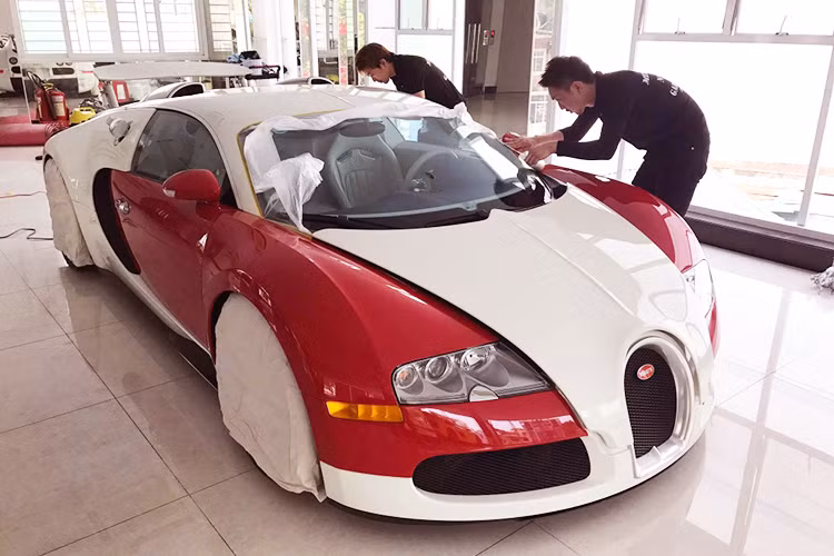 Việc siêu xe Bugatti Veyron được Minh Nhựa rước về nước từ 2012 là một sự kiện chấn động trong làng siêu xe Việt Nam. Sau hơn 4 năm cất giữ, siêu xe cũng giã từ đại gia ngành nhựa để đi tìm chủ mới. Từ sau khi chia tay Minh Nhựa đến nay, chiếc Bugatti Veyron được mang đi “chăm sóc đặc biệt” vài lần. Bởi tuy ít khi ra đường nhưng thời tiết và khí hậu tại Việt Nam sẽ gây ảnh hưởng xấu tới ngoại thất của xe. 