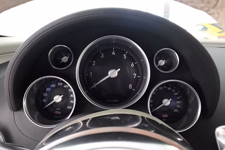 Thậm chí một bộ vành của chiếc Veyron Sang Noir cũng có giá lên tới 120.000 USD. Vành xe phải thay mới sau 16.000 km vận hành. Tại Mỹ, chủ nhân Veyron phải bỏ ra 21.000 USD để bảo dưỡng Veyron sau khi chạy 4.000 km. Bên cạnh đó, nếu không được sử dụng nó cũng có nguy cơ bị hỏng bất cứ lúc nào.