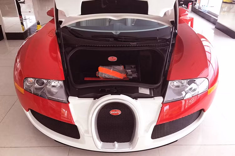 Vào năm 2012, chiếc Bugatti Veyron này thuộc diện xe của Việt kiều hồi hương nên được ưu đãi thuế và chỉ có giá khoảng 2,3 triệu USD, tương đương 40 tỷ đồng. Thời điểm này, chả có một ai dám bỏ ra gần 50 tỷ đồng chỉ để rước 1 con xe về “trùm mền” để đó, nếu có nói ra chắc chắn nhiều người sẽ cho đó là điều không tưởng.