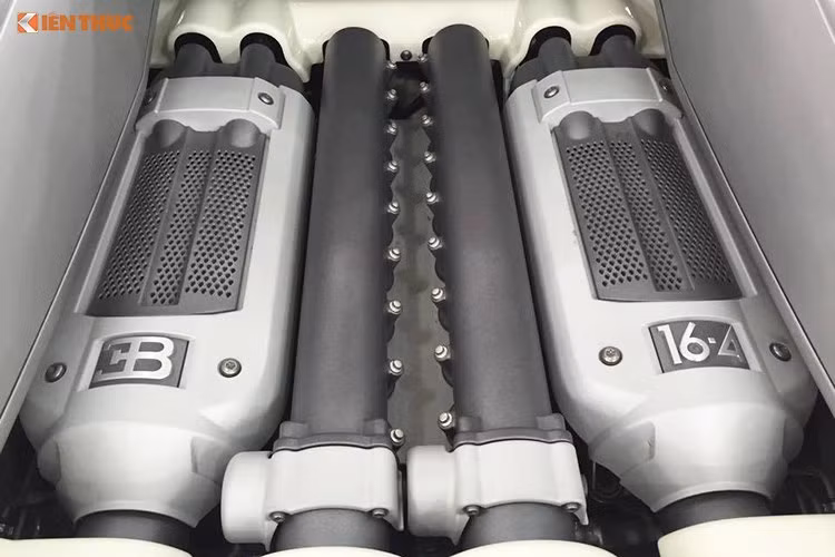 Điểm nổi bật nhất tạo nên tên tuổi cho Bugatti Veyron chính là khối động cơ siêu khủng. Xe được trang bị động cơ 8 lít, 16 xilanh, 64 van, 4 trục cam, 4 tăng áp. Nhờ đó, nó có được những chỉ số khủng khiếp như công suất đạt 1.000 mã lực và mô-men xoắn cực đại 1.250 Nm. Với khối động cơ này, "ông hoàng tốc độ" Bugatti có thể đạt vận tốc tối đa lên tới 407 km/h và có khả năng tăng tốc từ 0-100 km/h trong vòng 2,5 giây.