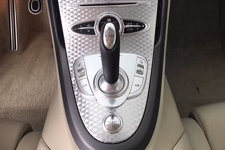 Nếu siêu xe này bị hỏng nhẹ, chủ nhân phải mời các kỹ sư đem theo máy móc của hãng bay qua Việt Nam để kiểm tra. Tuy nhiên, nếu xe gặp phải những lỗi trầm trọng, chiếc xe phải được vận chuyển ra nước ngoài để sửa chữa. Chỉ riêng chi phí vận chuyển siêu xe bằng máy bay cũng lên tới hàng chục nghìn USD, chưa tính tới những phiền phức về thủ tục pháp lý. 