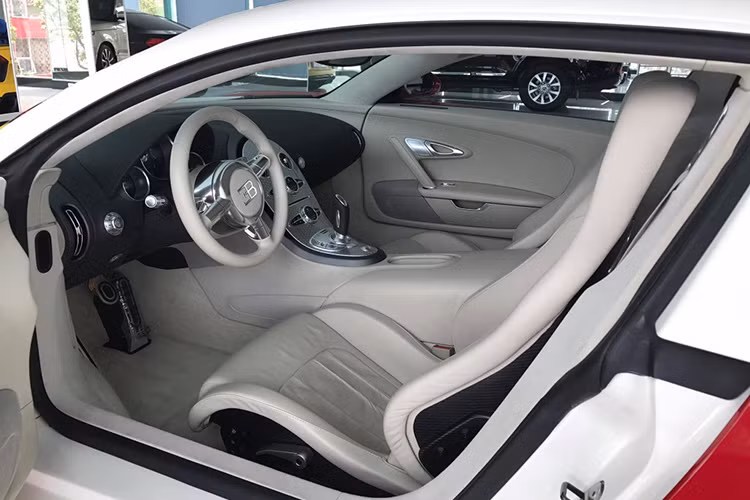 Theo nhà sản xuất, Veyron chỉ thích hợp với xăng máy bay, có trị số Octan A98, tuy nhiên loại xăng này không bán rộng rãi ngoài thị trường. Ngoài ra, bình xăng của "ông hoàng tốc độ" Bugatti Veyron cũng sở hữu dung tích không đủ lớn, động cơ công suất mạnh mẽ, mức tiêu thụ nhiên liệu cao, việc hết xăng giữa đường rất dễ xảy ra.