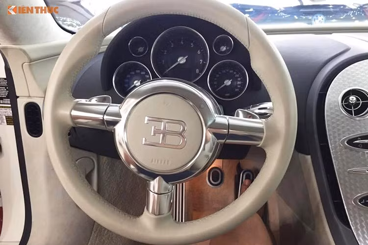 Phụ tùng thay thế của siêu xe này cũng thuộc hàng siêu đắt và thiếu cơ sở bảo dưỡng. Giá một bộ vành và lốp của Bugatti Veyron tại nhà máy khoảng 86.000 USD, trong đó mỗi chiếc lốp đã có giá 17.000 USD. Hộp số tự động 7 cấp ly hợp kép hiệu Ricardo có giá khoảng 120.000 USD.