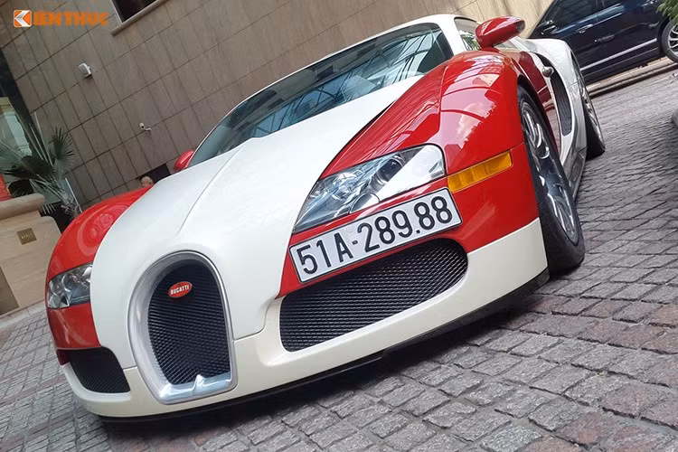 vaof thời điểm khi về đến Việt Nam - siêu xe Bugatti Veyron của Minh Nhựa thuộc diện Việt kiều hồi hương và có mức giá 2,3 triệu USD tương đương gần 50 tỷ đồng. Ngoài ra, việc bảo dưỡng và thay thế các chi tiết của siêu xe này cũng vô cùng đắt đỏ vì các chi tiết cũng như phụ kiện chủ yếu phải đặt hàng từ nước ngoài... mất hàng tháng, thậm chí là vài năm.