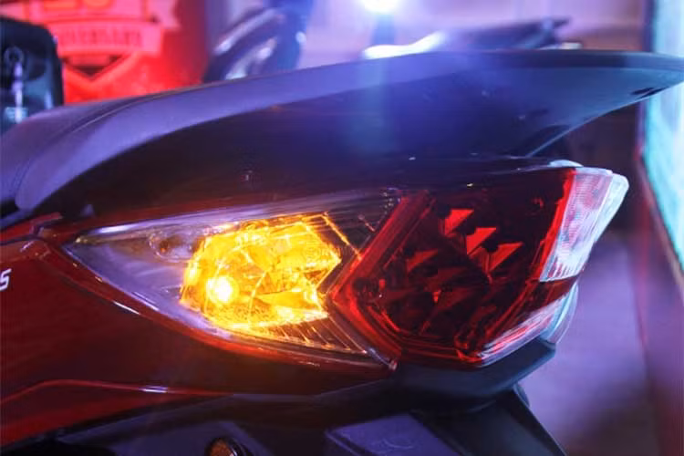 Cụm đèn đuôi được trang bị kiểu đèn LED hiện đại, ấn tượng. Cốp xe có thể chứa được hai mũ bảo hiểm, tích hợp công tắc điện chủ động, ngăn ngừa rò rỉ điện và chống trộm hiệu quả và cổng sạc USB 1A có thể sạc điện thoại và các thiết bị điện tử khác.