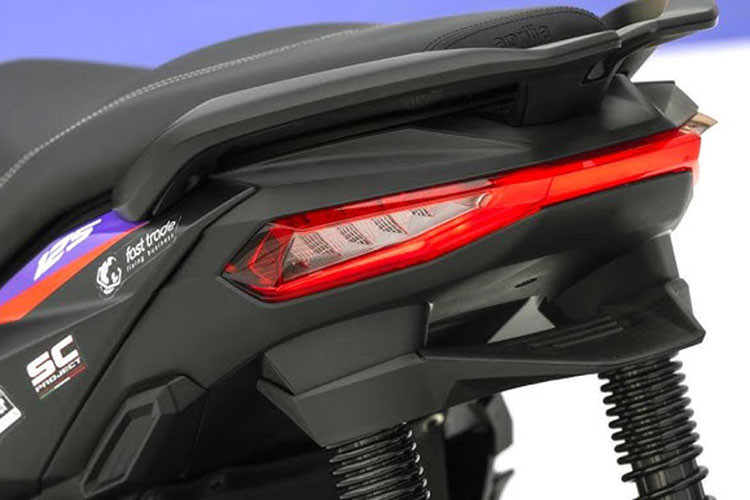 Xe được trang bị cặp phuộc ống lồng trước đường kính 33mm, hành trình 122mm và hai giảm xóc sau có thể điều chỉnh tải trọng, hành trình 102mm. Aprilia sử dụng cấu hình vành kích thước 14inch phía trước và 13inch phía sau. Hệ thống phanh trên xe đều trang bị heo 2 piston với đĩa trước đường kính 260mm và đĩa sau 220mm đi kèm ABS 1 kênh phía trước. 