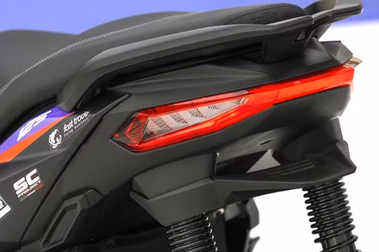 Xe được trang bị cặp phuộc ống lồng trước đường kính 33mm, hành trình 122mm và hai giảm xóc sau có thể điều chỉnh tải trọng, hành trình 102mm. Aprilia sử dụng cấu hình vành kích thước 14inch phía trước và 13inch phía sau. Hệ thống phanh trên xe đều trang bị heo 2 piston với đĩa trước đường kính 260mm và đĩa sau 220mm đi kèm ABS 1 kênh phía trước. 