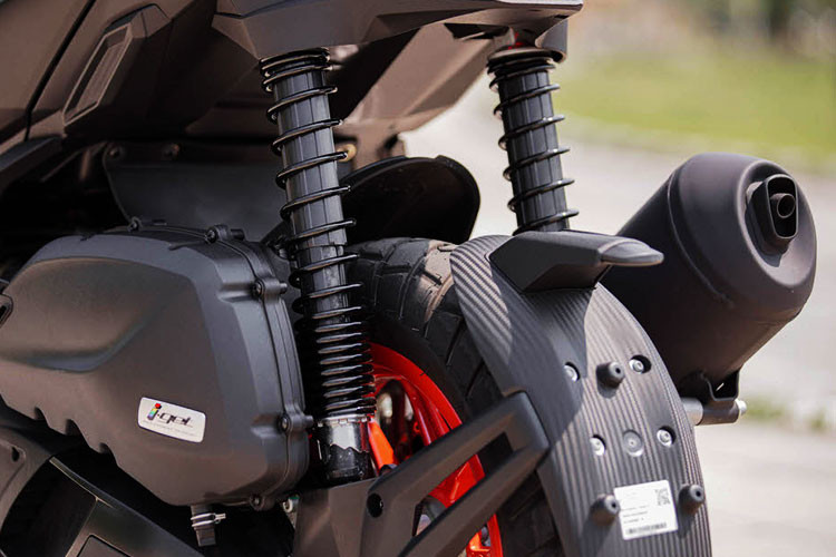 Phiên bản 2025 của Aprilia SR GT 200 sử dụng động cơ một xi-lanh dung tích 174cc làm mát bằng dung dịch, cho công suất tối đa 17,4 mã lực ở 8.750 vòng/phút và mô-men xoắn tối đa 16,5 Nm ở 7.000 vòng/phút, đây là nâng cấp từ mẫu 2022 khi lần đầu ra mắt.