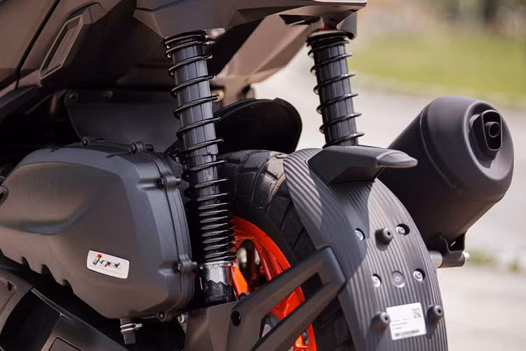 Phiên bản 2025 của Aprilia SR GT 200 sử dụng động cơ một xi-lanh dung tích 174cc làm mát bằng dung dịch, cho công suất tối đa 17,4 mã lực ở 8.750 vòng/phút và mô-men xoắn tối đa 16,5 Nm ở 7.000 vòng/phút, đây là nâng cấp từ mẫu 2022 khi lần đầu ra mắt.