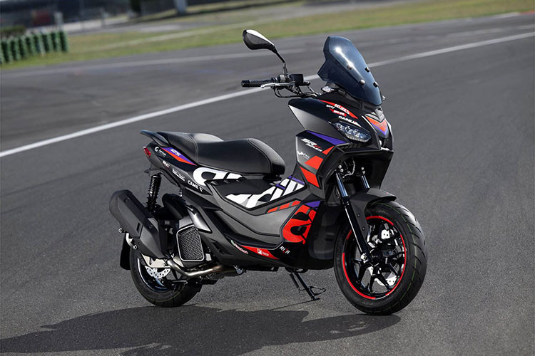 Tại thị trường Việt Nam vào hồi đầu tháng 1/2025, Aprilia SR GT 200 Replica đã âm thầm được cập nhật lên bản 2025. Mức giá niêm yết của Piaggio Việt Nam đưa ra cho SR GT 200 Replica 2025 vẫn giữ nguyên là 101,8 triệu đồng. 