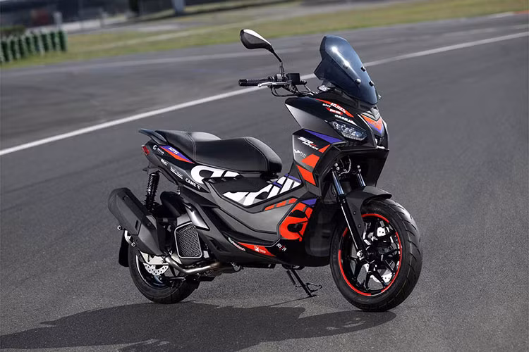 Tại thị trường Việt Nam vào hồi đầu tháng 1/2025, Aprilia SR GT 200 Replica đã âm thầm được cập nhật lên bản 2025. Mức giá niêm yết của Piaggio Việt Nam đưa ra cho SR GT 200 Replica 2025 vẫn giữ nguyên là 101,8 triệu đồng. 