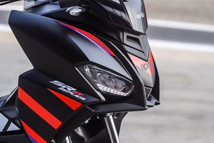 Phần đầu xe ga Aprilia SR GT 200 2025 vẫn là đèn pha LED, kính chắn gió cao, tay lái rộng và màn hình hiển thị kỹ thuật số toàn diện, có khả năng kết nối với điện thoại thông minh. Phần sau, giống như tay nắm dành cho hành khách, cũng được sơn màu đen mờ.