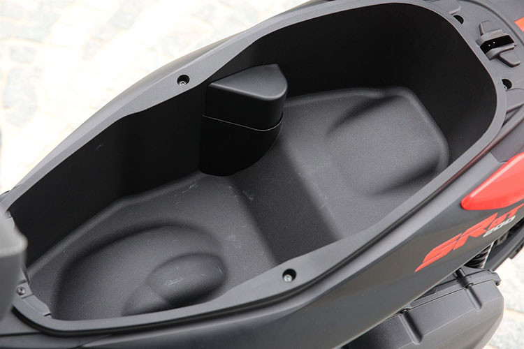 Vành bánh xe được sơn màu đen cùng chỉ đỏ đỏ tương phản nổi bật ở đầu xe. Cuối cùng, lốp xe sử dụng vân thiết kế thể thao, thay vì loại lốp gai mãng cầu đa địa hình đặc trưng của các phiên bản khác là Aprilia SR GT và SR GT Sport. Ngoài ra SR GT 200 Replica có khoảng sáng gầm lên tới 175mm, dung tích bình xăng 9 lít và dung tích cốp dưới yên 25 lít có thể để vừa một mũ bảo hiểm full-face.