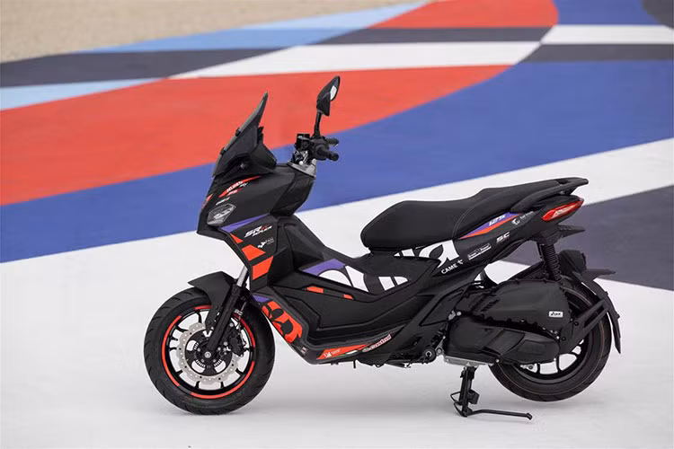 Aprilia SR GT 200 2025 nâng cấp không có gì thay đổi nhiều so với thế hệ cũ. Màu đen mờ của Aprilia SR GT Replica vẫn được giữ lại. Tem đấu màu đỏ và tím được cập nhật như Aprilia RS-GP của đội MotoGP chính thức đang thi đấu tại mùa giải 2024. Logo Aprilia chạy chéo dọc theo thân và gióng giữa xe, kết thúc ở phần trước của xe. bàn chân.