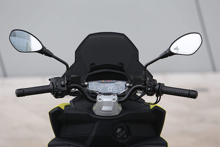 So với phiên bản Replica năm ngoái, khác biệt lớn nhất của SR GT Replica năm nay đó là logo của các nhà tài trợ cho đội Aprilia Racing cũng có mặt, đồng thời số hiệu cuộc đua của hai tay đua chính thức Aleix Espargaró và Maverick Viñales cũng được cung cấp. 