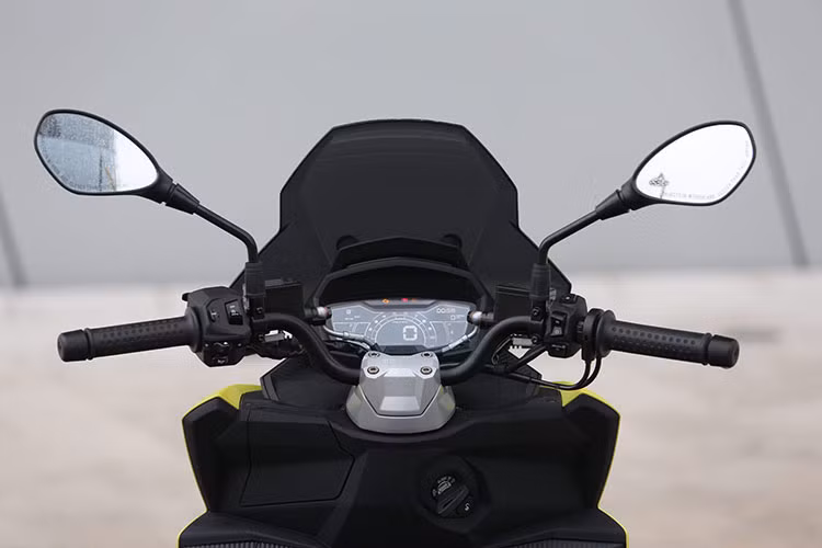 So với phiên bản Replica năm ngoái, khác biệt lớn nhất của SR GT Replica năm nay đó là logo của các nhà tài trợ cho đội Aprilia Racing cũng có mặt, đồng thời số hiệu cuộc đua của hai tay đua chính thức Aleix Espargaró và Maverick Viñales cũng được cung cấp. 