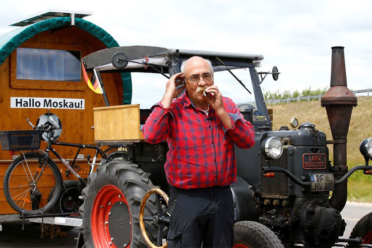 Kéo theo phía sau là là một chiếc xe van kéo nhà ở thường thấy tại châu Âu. Tốc độ di chuyển của cặp đôi này chỉ khoảng 30 km/h.