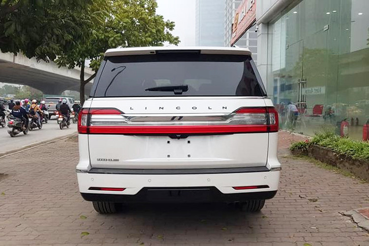 Lincoln Navigator phát triển dựa trên "người anh em" Ford Expedition mới, đồng nghĩa với việc vỏ xe được làm từ vật liệu nhôm. Ở phía sau xe, đèn hậu cũng thiết kế dạng led trải dài sang 2 bên đuôi xe cùng một thanh mạ crom chính giữa tạo cảm giác sang trọng. Đi cùng với kích thước "khủng" của xe là bộ mâm đa chấu thiết kế đẹp mắt.
