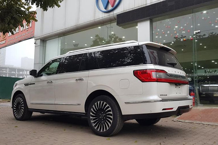 Được biết, chiếc Lincoln Navigator đời 2019 đầu tiên có mặt tại Hà Nội thuộc phiên bản cao cấp và đắt nhất là Black Label L. Phiên bản cao cấp này dài hơn bản tiêu chuẩn, đạt 5.636 mm, chiều cao 1.932 mm và chiều rộng 2.382 mm. Chiều dài cơ sở lên tới 3.342 mm và nặng hơn 2,7 tấn.