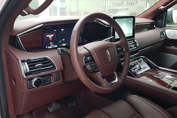 Bên trong, Lincoln Navigator Black Label L 2019 tại Việt Nam sở hữu đến 3 hàng ghế. Riêng hàng ghế thứ 3 có thể gập lại nhằm tăng diện tích cho khoang chứa đồ. Các trang bị cao cấp nội thất của chiếc SUV hạng sang cỡ lớn của Ford có hệ thống thông tin giải trí SYNC 3, tương thích Apple CarPlay và Android Auto.