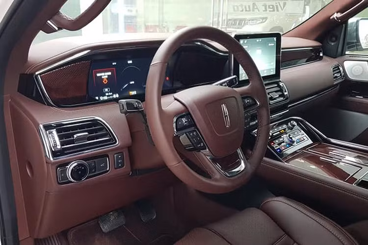 Bên trong, Lincoln Navigator Black Label L 2019 tại Việt Nam sở hữu đến 3 hàng ghế. Riêng hàng ghế thứ 3 có thể gập lại nhằm tăng diện tích cho khoang chứa đồ. Các trang bị cao cấp nội thất của chiếc SUV hạng sang cỡ lớn của Ford có hệ thống thông tin giải trí SYNC 3, tương thích Apple CarPlay và Android Auto.