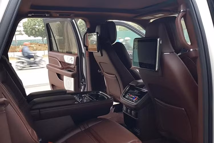 Các trang bị công nghệ an toàn trên mẫu xe SUV hạng sang cỡ lớn Lincoln Navigator Black Label L 2019 mới xuất hiện tại Hà Nội này bao gồm camera 360 độ, hiển thị thông tin trên kính lái HUD, hỗ trợ cảnh báo điểm mù, chiếu sáng thích ứng trong đêm, cảnh báo va chạm phía trước.