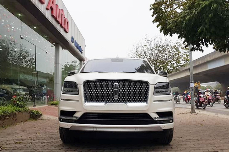 Sức kéo tối đa của Lincoln Navigator L Black Label 2019 mới lên tới gần 4 tấn. Xe được nâng cấp vật liệu cách âm và kính nhiều lớp, nhưng nhẹ hơn 90,7 kg so với phiên bản trước đây. So với thế hệ cũ, xe mang dáng dấp hiện đại hơn khi dùng lưới tản nhiệt mạ crôm phía trước và cụm đèn pha cũng như đèn định vị sử dụng công nghệ LED.