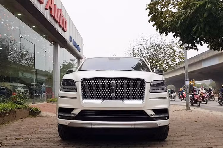 Sức kéo tối đa của Lincoln Navigator L Black Label 2019 mới lên tới gần 4 tấn. Xe được nâng cấp vật liệu cách âm và kính nhiều lớp, nhưng nhẹ hơn 90,7 kg so với phiên bản trước đây. So với thế hệ cũ, xe mang dáng dấp hiện đại hơn khi dùng lưới tản nhiệt mạ crôm phía trước và cụm đèn pha cũng như đèn định vị sử dụng công nghệ LED.