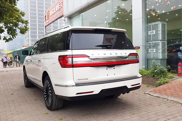 Sức mạnh của Lincoln Navigator L Black Label mới đến từ khối động cơ tăng áp V6 3.5L, cho ra công suất 450 mã lực tại 5.500 vòng/phút và mô-men xoắn 510 Nm tại 3.000 vòng/phút. Đi kèm là hộp số tự động 10 cấp giống với Ford F-150 và hệ dẫn động 4 bánh toàn thời gian tiên tiến.