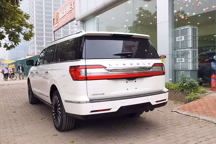 Sức mạnh của Lincoln Navigator L Black Label mới đến từ khối động cơ tăng áp V6 3.5L, cho ra công suất 450 mã lực tại 5.500 vòng/phút và mô-men xoắn 510 Nm tại 3.000 vòng/phút. Đi kèm là hộp số tự động 10 cấp giống với Ford F-150 và hệ dẫn động 4 bánh toàn thời gian tiên tiến.