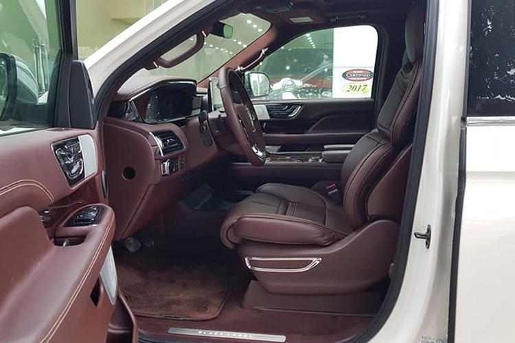 Hàng ghế sau được trang bị thêm 2 màn hình có kích thước 10 inch, ghế trước có tính năng làm mát, sưởi ấm và masagge. Các công nghệ an toàn có trên xe bao gồm hiển thị thông tin trên kính lái HUD, hỗ trợ cảnh báo điểm mù, camera 360 độ, chiếu sáng thích ứng trong đêm, cảnh báo va chạm phía trước...