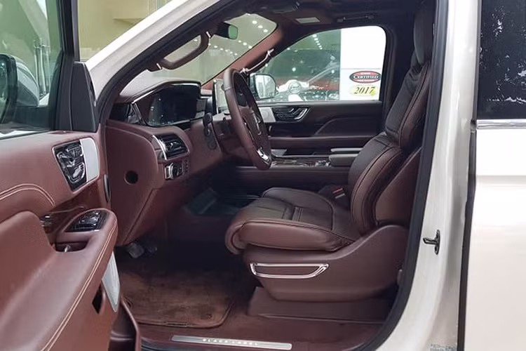 Hàng ghế sau được trang bị thêm 2 màn hình có kích thước 10 inch, ghế trước có tính năng làm mát, sưởi ấm và masagge. Các công nghệ an toàn có trên xe bao gồm hiển thị thông tin trên kính lái HUD, hỗ trợ cảnh báo điểm mù, camera 360 độ, chiếu sáng thích ứng trong đêm, cảnh báo va chạm phía trước...