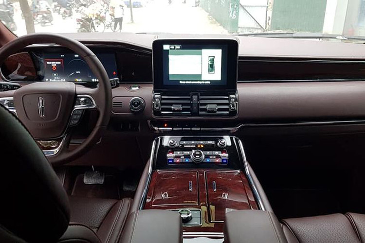 Mặc dù sở hữu kích thước lớn tương tự "người anh em" Ford Expedition nhưng nhờ có cột B, C và D được sơn đen nên những cửa kính của Navigator 2018 tạo cảm giác liền mạch hơn. Mâm xe với thiết kế mới dạng hợp kim 2 tông màu, kích thước của mâm lên tới 22 inch đa chấu, bậc lên xuống đóng mở điện hiện đại.